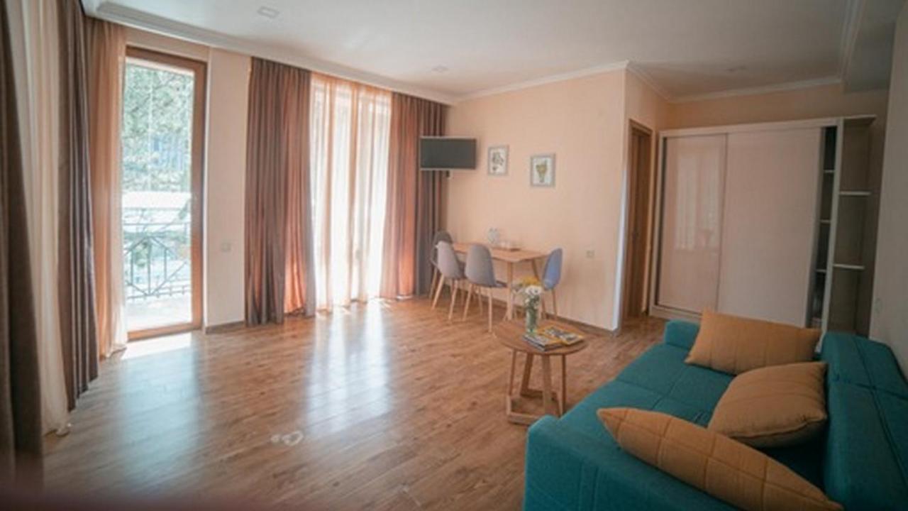 Hotel Сурами Экстерьер фото